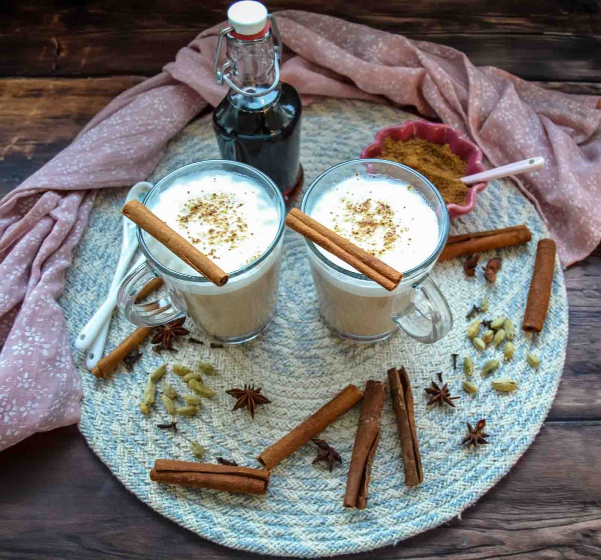 Chai Latte mit Sirup und Milchschaum