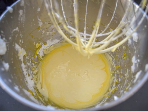 Rührteig mit Ei und Puderzucker