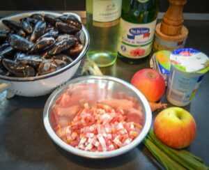 Zutaten Miesmuscheln normannisch, Apfel, Crème fraîche, Weißwein und Schalotte