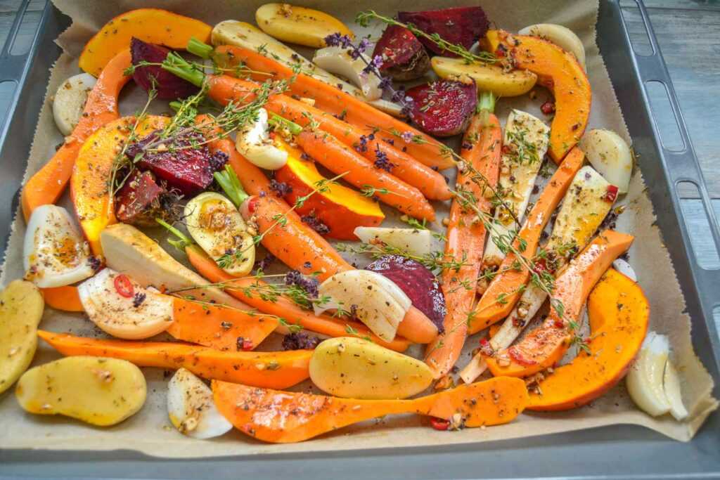mariniertes Kürbis Ofen Gemüse mit Feta, Möhre, Zwiebel, Pastinake und Rote Bete auf dem Blech