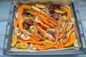 mariniertes Kürbis Ofengemüse mit Hokkaido, Möhre, Zwiebel, Pastinake und Rote Bete auf dem Blech