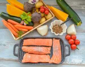 Zutaten Lachsfilet, Butternut Kürbis, rote Beete, Möhren, Zucchini, Tomate und Zwiebel