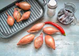 Schalotten, Chili, Salz, Balsamico