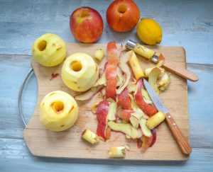 Äpfel schälen und das Kerngehäuse rausschneiden