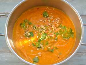 cremige vegane Süßkartoffelsuppe mit Kokosmilch, Koriander und Erdnüssen