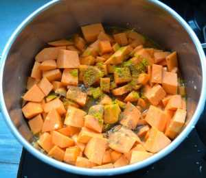 Süßkartoffelwürfel und gewürfelte Möhren andünsten