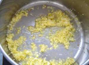 Zwiebel, Ingwer und Knoblauch glasig dünsten