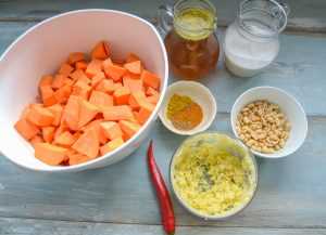 gehackter Ingwer, Süßkartoffelwürfel Karotten, Knoblauch Gemüsebrühe Chilischote, Zwiebel