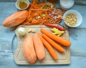 geschälter Ingwer, Süßkartoffel, Karotten, Knoblauch und Zwiebel