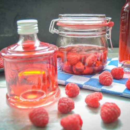 Himbeeressig selber machen Rezept mit frischen Himbeeren