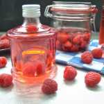 selbstgemachter Himbeeressig mit frischen Himbeeren