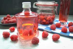 selbstgemachter Himbeeressig mit frischen Himbeeren