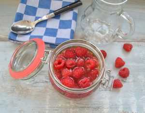 Himbeeressig selber machen Rezept mit frischen Himbeeren