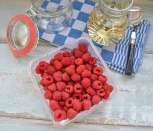 frische Himbeeren, weißer Balsamico Essig