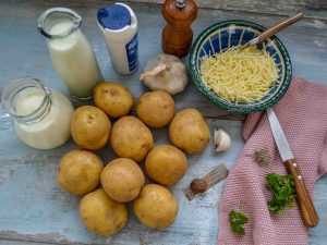 Zutaten Gratin, Kartoffeln, Sahne, Milch, Muskat, Salz, Pfeffer