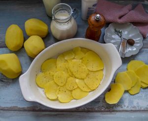 Kartoffelscheiben fächerförmig in die Auflaufform legen
