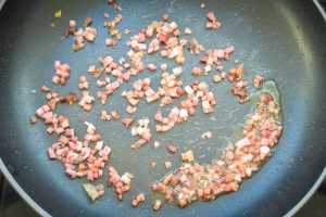 Speck in der Pfanne anbraten