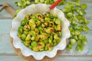gebratener Rosenkohl Brüssler Kohl in der Pfanne gebraten