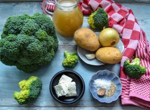 Zutaten Brokkoli, Gemüsefond, Kartoffeln, Frischkäse, Salz, Pfeffer, Muskat