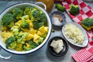 Brokkoli, Kartoffel, Frischkäse, Brühe, Zwiebel und Knoblauch