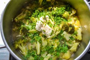 Brokkoli, Kartoffel, Frischkäse, Brühe, Zwiebel, Knoblauch und Frischkäse kochen