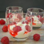 Grießbrei mit Beeren und Himbeersirup