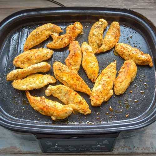 Hähnchenfleisch auf der Grillplatte grillen