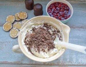 Quarkspeise mit Schokokuss und geraspelter Schokolade
