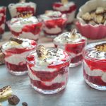 Quark Dessert mit Kirschen und Schokokuss