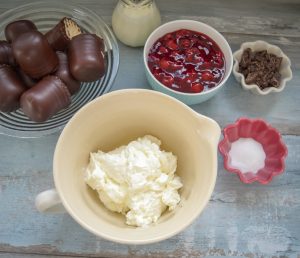 Zutaten Nachttisch Quark, Schokokuss, Kirschen und Sahne