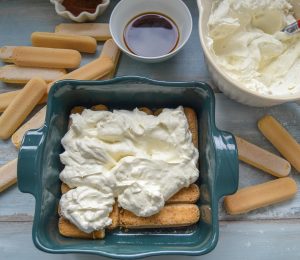 Löffelbiskuit, mit Mascarpone und Amaretto schichten