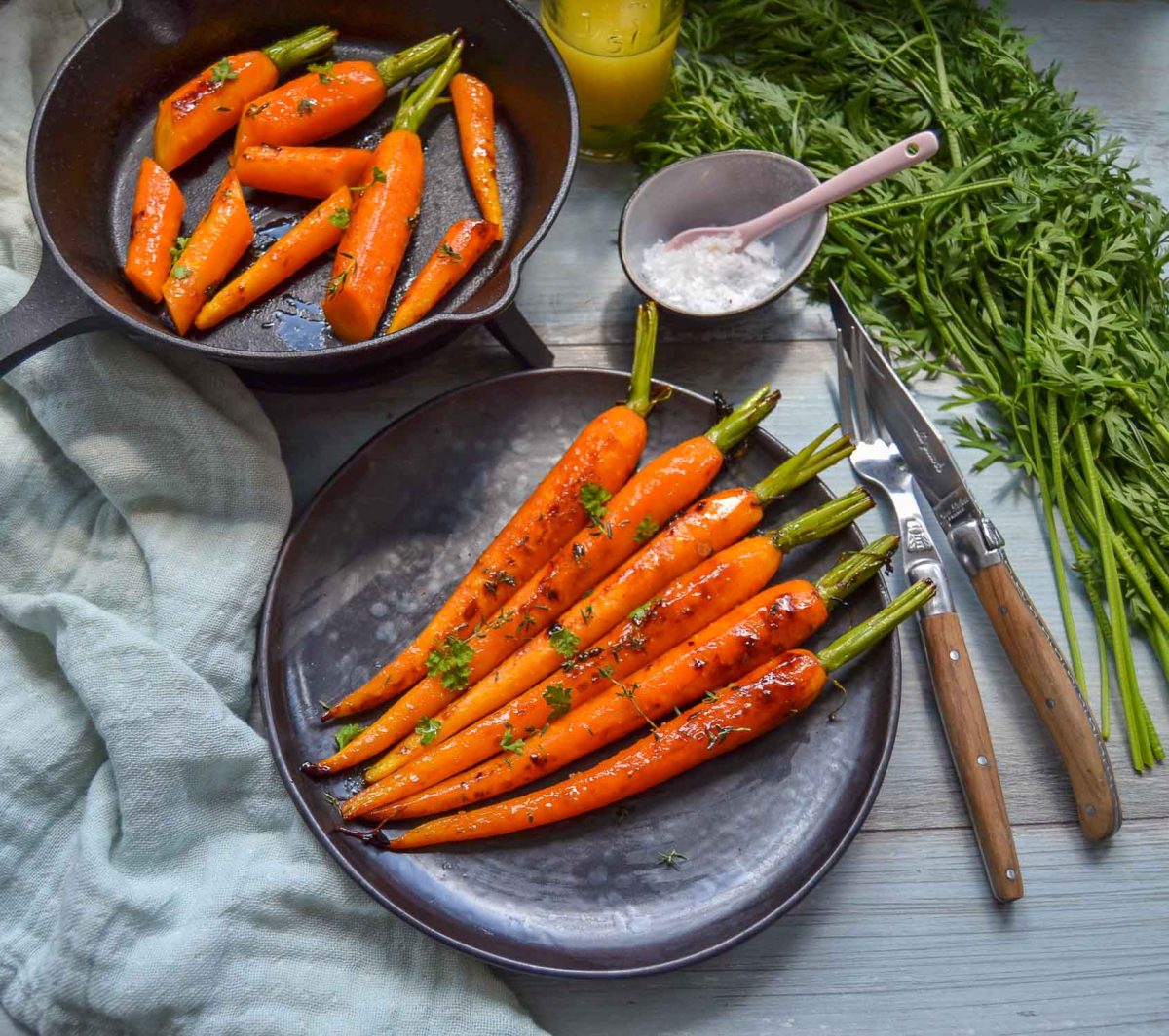 Glasierte Möhren mit Honig im Orangensud