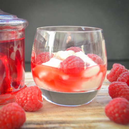 Grießbrei mit Beeren und Himbeersirup