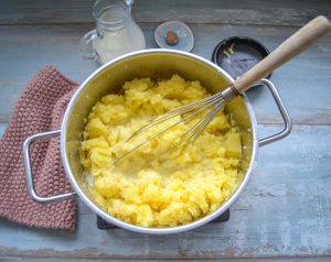 gekochten Kartoffelbrei mit Milch und Butter zu Püree schlagen