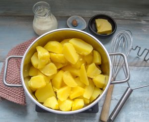 gekochte Kartoffeln mit Milch stampfen