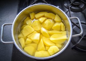 Kartoffeln mit Salz kochen