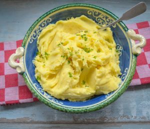 Kartoffelpüree Rezept, mit Milch und Butter luftig aufschlagen