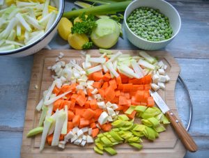 gewürfeltes frisches Suppengemüse