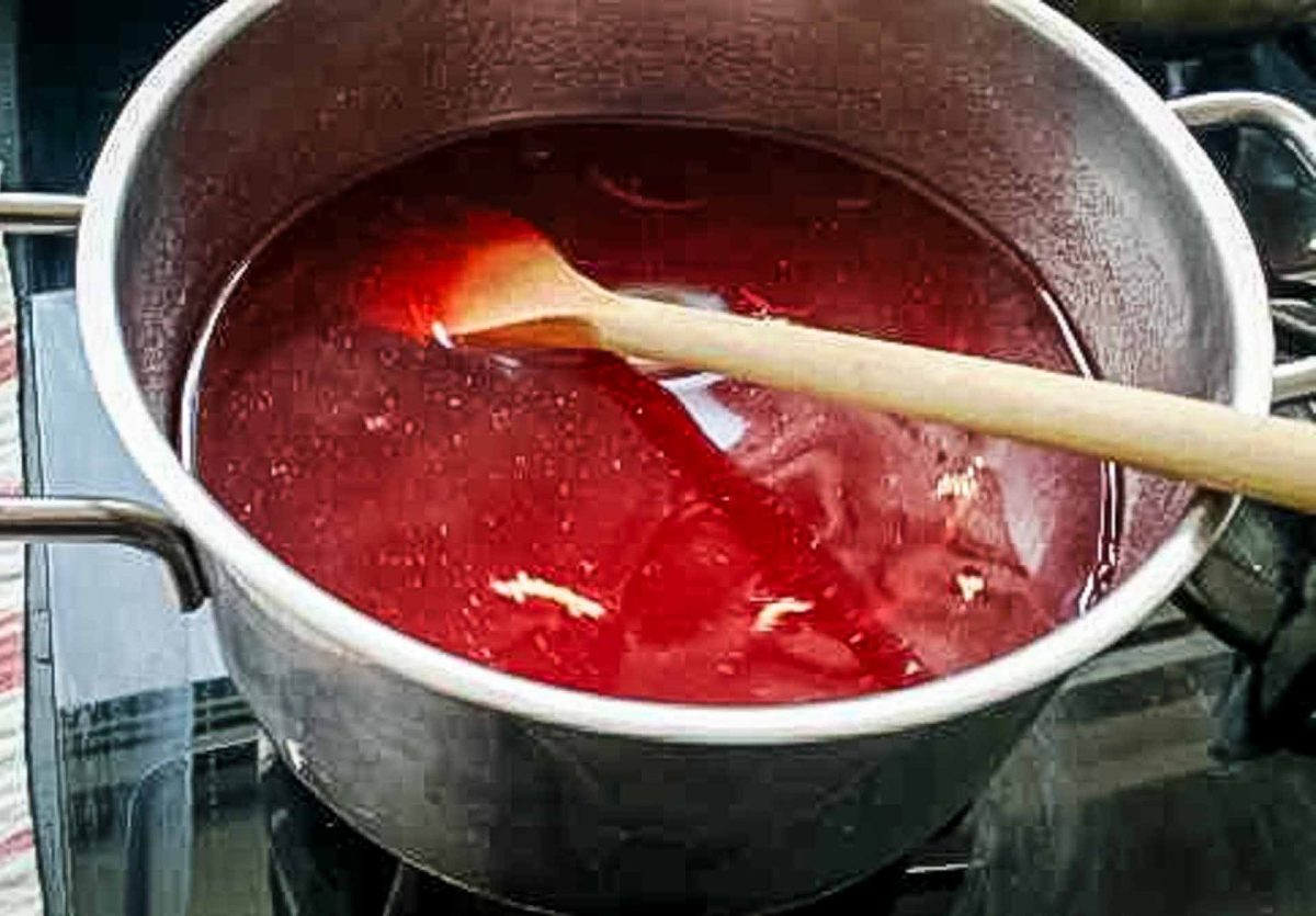 Gelee im Topf kochen und mit Holzlöffel rühren
