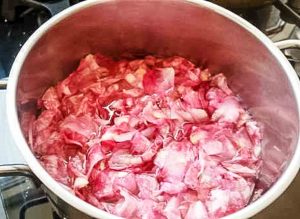 erhitze Rosenblätter im Sud