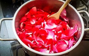 Rosenblätter im Topf mit Wsser erhitzen