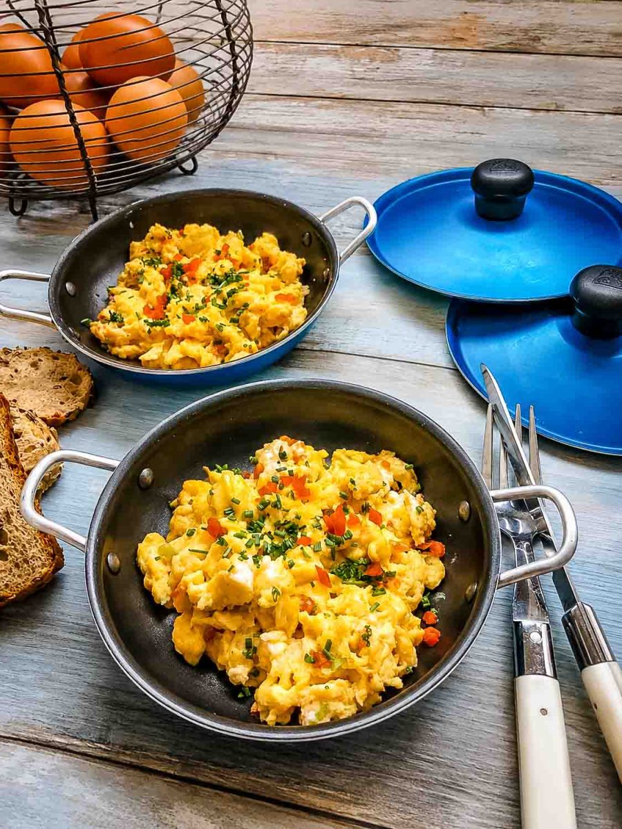 Cremige Rühreier mit Tomate und Schnittlauch