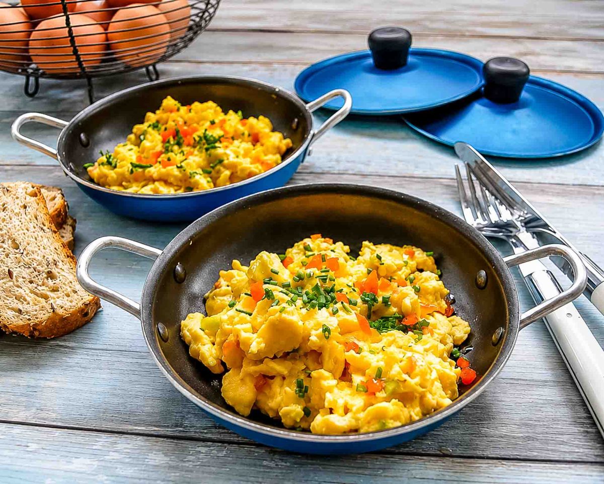 Rührei mit Tomate und Schnittlauch