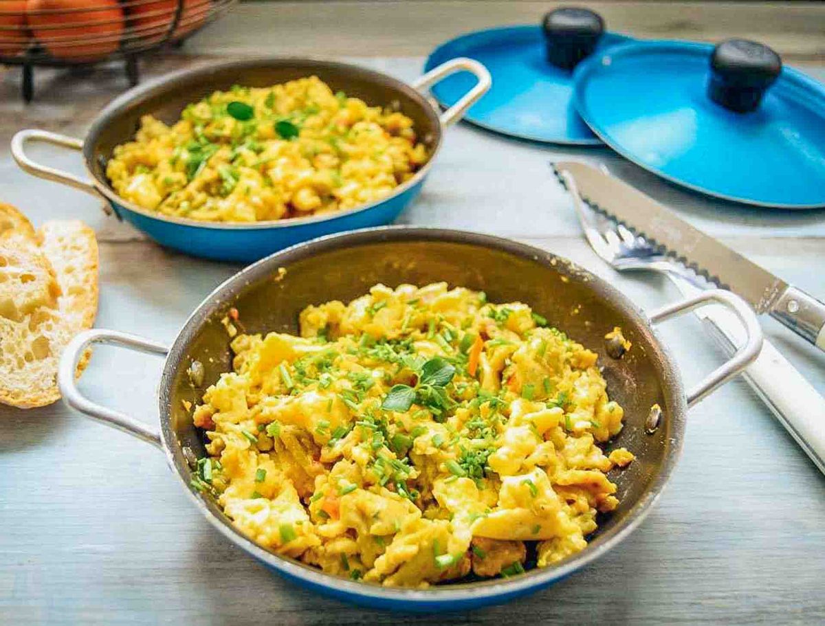 Rührei mit Tomate und Schnittlauch