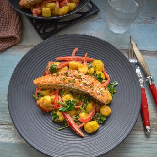 Schnelle Gnocchi mit Spinat, Lachs und Paprika aus der Pfanne