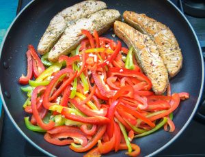 Paprikastreifen mit gebratenem Lachs