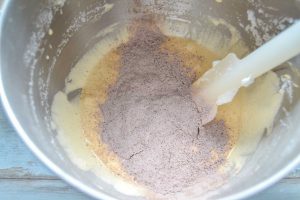 Eigelb Masse mit Kakao und Mehl mischen