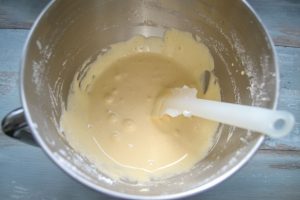 Eigelb und Zucker cremig rühren