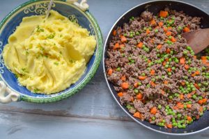Kartoffelpüree und Hackfleisch mit Erbsen, Möhren und Zwiebeln