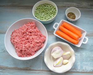 Zutaten Shepherds Pie Rezept, Rinderhackfleisch, Zwiebel, Möhre, Erbsen, Knoblauch, Salz, Pfeffer